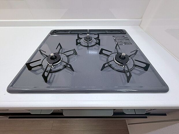 【三口コンロ】お手入れラクラクな3口ガスコンロ！フラットな天板はサッと拭くだけで綺麗をキープできます。同時に複数の調理ができるので、忙しい毎日の料理タイムを効率的＆快適に。毎日の家事をスマートにサポートします。

