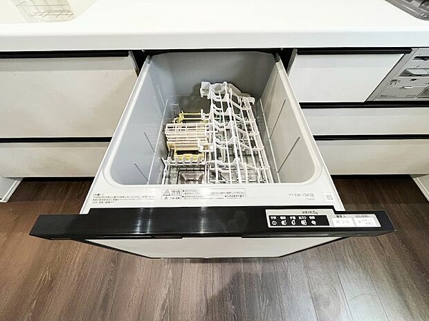 【食洗器】家事の負担を大幅に軽減してくれる便利な食器洗い乾燥機を標準装備。手荒れの予防や高い節水効果にも繋がり、食後の片付けがスムーズに終わります。家族との団らんや、ゆとりの時間を増やせる嬉しい設備です。