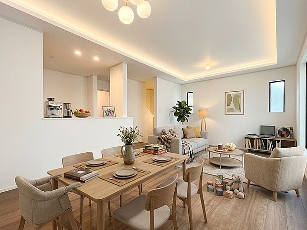 【リビング】家族の一体感を育む広々としたLDK。対面キッチンから部屋全体を見渡せます。(本画像はCGで作成しており、実際に現地に家具・家電はおかれておりません。また価格に家具・家電は含まれておりません)