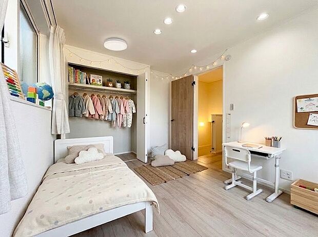 【居室9.52帖】子供部屋にも最適な広々9.52帖!デスクやベッドを置いてもゆとりある洋室です。(本画像はCGで作成しており、実際に現地に家具・家電はおかれておりません。また価格に家具・家電は含まれておりません)