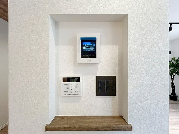 【TVモニター付インターホン+リビング給湯器】TVモニター付きインターホンを採用しており、来訪者をしっかり確認できて安心。給湯リモコンも備わり、毎日の暮らしを快適にサポートする便利な設備が充実しています。
