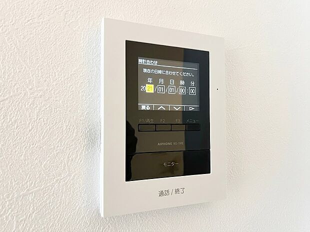 【TVモニター付インターホン】来客時に相手の顔をしっかり確認できるTVモニター付きインターホン!録画機能(F1/再生ボタン)付きで、留守中の来訪者も後からチェック可能です。防犯性が高く、一人暮らしや女性の方も安心して暮らせます。