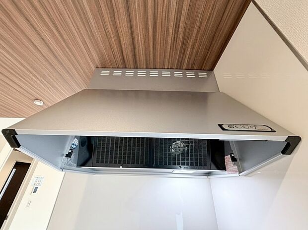 【換気扇】スタイリッシュなレンジフードを完備。フラットな形状で油汚れもサッと拭き取れ、お掃除がラクラクです。キッチンパネルもシームレスでお手入れしやすく、いつでも綺麗なキッチンを保てます。