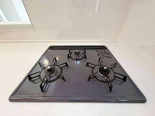 【三口コンロ】一度に複数の調理が同時に進められる、便利な3口ガスコンロ。お料理の効率がグッと上がり、品数の多い献立や忙しい時間帯の調理もスムーズです。フラットなトッププレートでお手入れがしやすいのも嬉しいポイント。