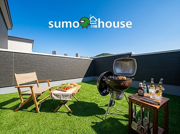 【バルコニー】【爽快な青空の下でBBQを】人工芝が敷かれた、プライベート感満載の特等席。(本画像はCGで作成しており、実際に現地に家具・家電はおかれておりません。また価格に家具・家電は含まれておりません)