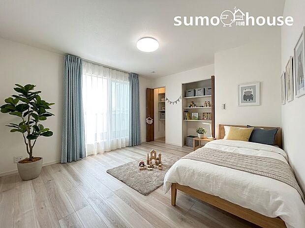 【洋室】【子ども部屋に最適な洋室】大容量クローゼット完備で、おもちゃもすっきり片付く居室。（本画像はCGで作成しており、実際に現地に家具・家電はおかれておりません。また価格に家具・家電は含まれておりません）