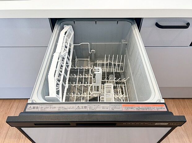 【食洗器】家事の負担をグッと減らしてくれるビルトイン食器洗い乾燥機。食後の面倒な洗い物はお任せ！空いた時間を家族団らんや自分のリラックスタイムに有効活用できる、嬉しい時短設備です。