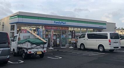 ファミリーマート野川南台団地前店 310ｍ(徒歩4分)