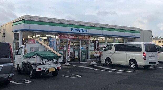 ファミリーマート野川南台団地前店(約310m)