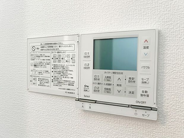【床暖房】足元からお部屋全体をじんわりと温める床暖房。温風が出ないためホコリが舞い上がらず、空気が乾燥しにくいのも嬉しいポイントです。暖房器具を置く必要がないため、インテリアもスッキリ美しく保てます。