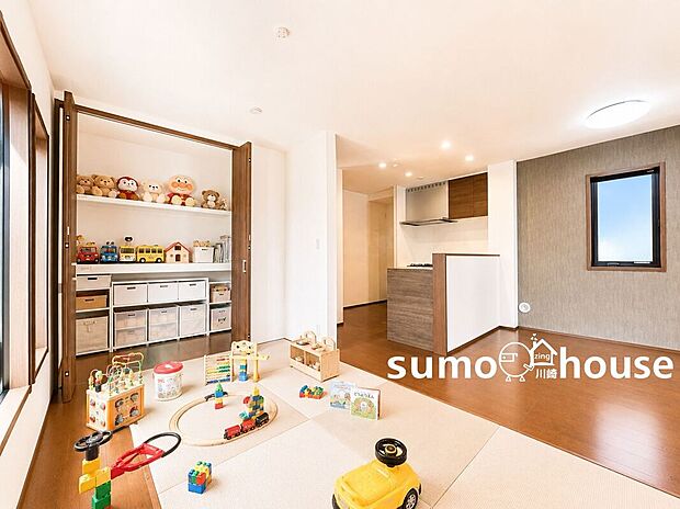 【タタミコーナー】お子様の遊び場にぴったりな和室。見せる収納で楽しくお片付けができる空間です。（本画像はCGで作成しており、実際に現地に家具・家電はおかれておりません。また価格に家具・家電は含まれておりません）
