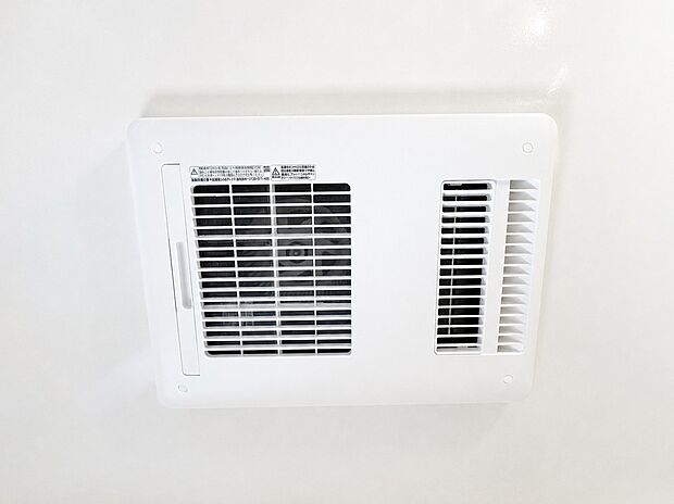 【浴室乾燥機】暖房・乾燥・涼風・換気のモードを搭載した浴室換気乾燥機。天候や時間帯を気にせずいつでも洗濯物が干せる乾燥機能付き。さらに冬場のヒートショック対策など、年中快適なバスライフを支えます。