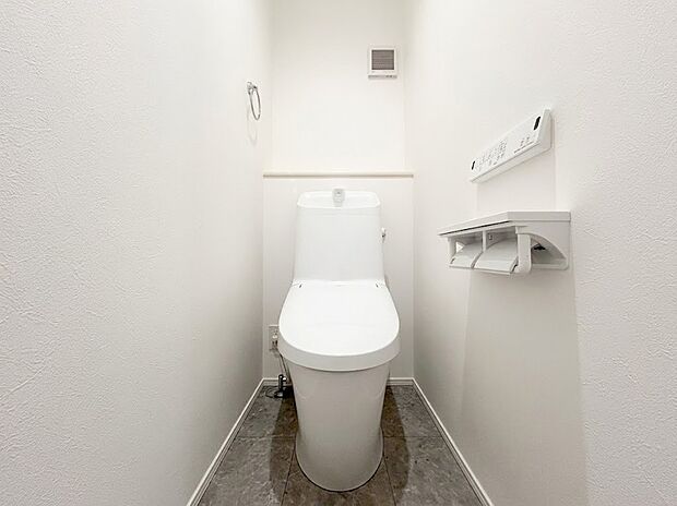 【トイレ】白を基調とした清潔感あふれるトイレスペース。便利な温水洗浄便座付きで快適にお過ごしいただけます。壁面には飾り棚も備わっており、お気に入りの小物を置いてこだわりの空間を演出することも可能です。
