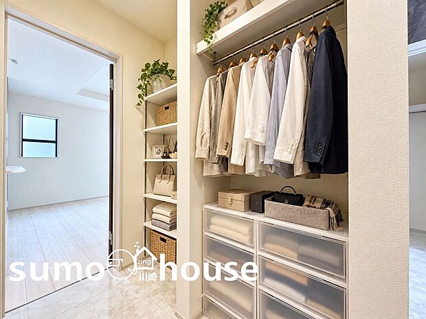 【ウォークスルークローゼット】■収納■本画像の家具、服、小物、植栽、間接照明、棚等はCGによるイメージ画像です。実際の現地には設置されておりません。なお、間接照明、棚等は有償工事となります。