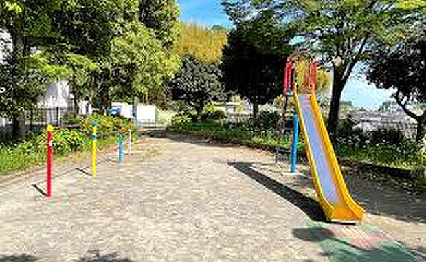 柿生日向公園(約300m)