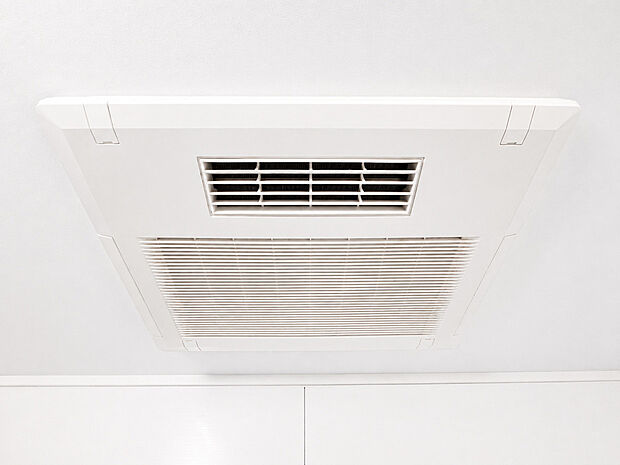 【浴室乾燥機】暖房・乾燥・涼風・換気のモードを搭載した浴室換気乾燥機。天候や時間帯を気にせずいつでも洗濯物が干せる乾燥機能付き。さらに冬場のヒートショック対策など、年中快適なバスライフを支えます。