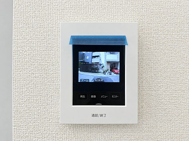 【TVモニター付インターホン】来客時の顔と姿を室内からしっかり確認できるモニター付きインターホン。不審な訪問者への対応や、お子様のお留守番時にも防犯面で安心です。ワンタッチで通話や終了ができるシンプルな操作性です。