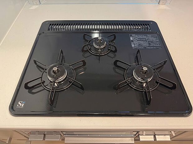 【三口コンロ】複数のメニューを同時に調理できる便利な3口ガスコンロ。スープを温めながら炒め物をするなど、夕食の手際がグッとアップします。汚れをサッと拭き取れるフラットな天板を採用し、毎日のお手入れもラクラク。