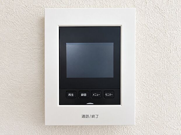 【TVモニター付インターホン】来客時の顔と姿を室内からしっかり確認できるモニター付きインターホン。不審な訪問者への対応や、お子様のお留守番時にも防犯面で安心です。ワンタッチで通話や終了ができるシンプルな操作性です。