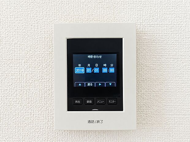 【TVモニター付インターホン】来客時の顔と姿を室内からしっかり確認できるモニター付きインターホン。不審な訪問者への対応や、お子様のお留守番時にも防犯面で安心です。ワンタッチで通話や終了ができるシンプルな操作性です。