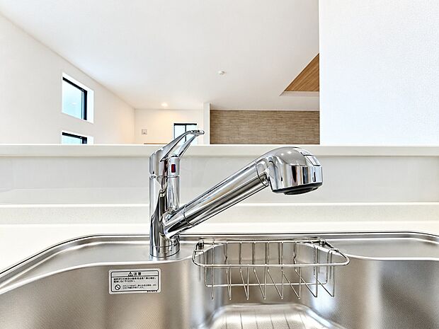 【浄水器一体型水栓】場所を取らない浄水機能を一体型のスッキリとした水栓で、手軽に安心・安全な水が使えます。ヘッドを引き出せるシャワータイプなので大きなお鍋への注水もしやすく、シンクのお掃除もしやすいデザインです。