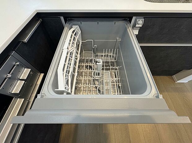 【食洗器】家事の負担をグッと減らしてくれるビルトイン食器洗い乾燥機。食後の面倒な洗い物はお任せ!空いた時間を家族団らんや自分のリラックスタイムに有効活用できる、嬉しい時短設備です。