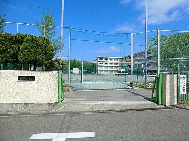 町田市立鶴川第二中学校(約130m)