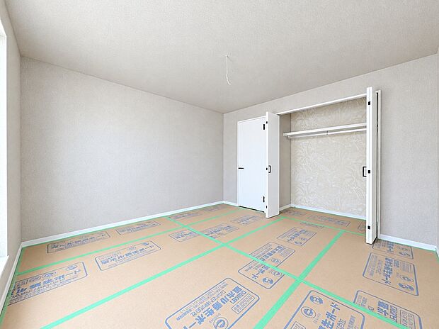 【居室】約8帖の広さを確保した、ゆとりある洋室。クローゼットを備え、衣類やバッグなどもすっきり収納可能。大型ベッドも配置しやすく、主寝室におすすめです。