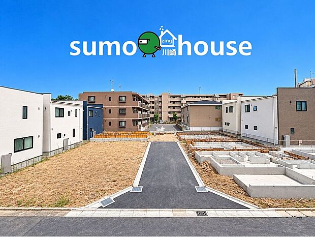 【現地外観写真】整然と区画された新しい街並みが魅力の分譲地。見通しの良い道路と広がる青空が、開放的な雰囲気を演出します。周辺の住宅街と調和した落ち着きのある環境で、家族の新たな暮らしが始まります。