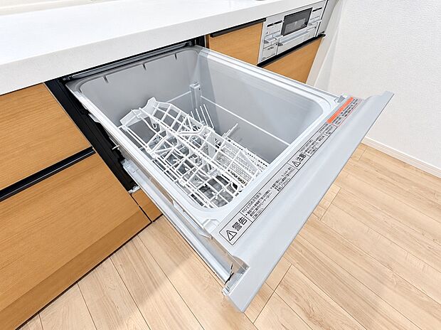 【食洗器】家事の負担をグッと減らしてくれるビルトイン食器洗い乾燥機。食後の面倒な洗い物はお任せ!空いた時間を家族団らんや自分のリラックスタイムに有効活用できる、嬉しい時短設備です。