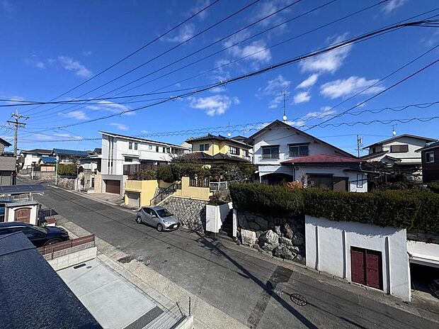 ２号棟
洋室からの眺望☆
目の前には高い建物のないので、青い空が大きく感じますね♪ぜひ現地にて実際の眺望をご確認下さい♪