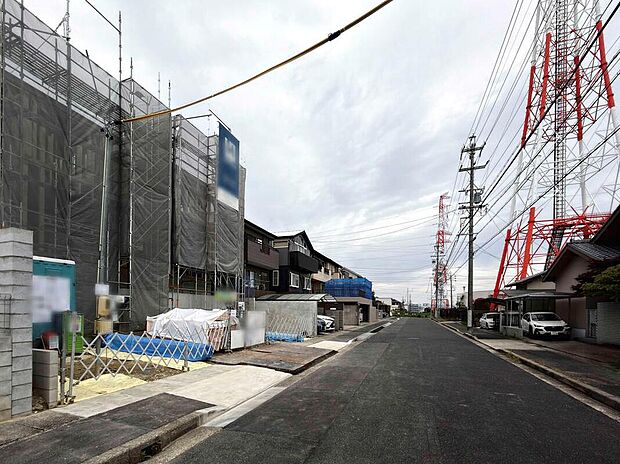 前面道路はゆとりがあり、駐車時もゆっくりと落ち着いて行える立地環境になっています♪　　
