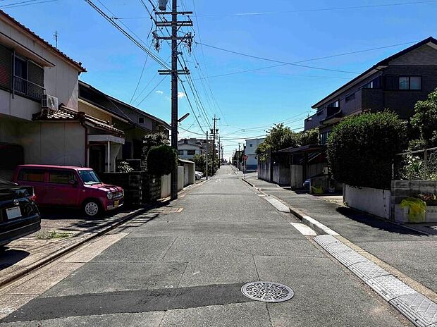 前面道路は交通量の少ない道路です。ゆとりがあり、駐車時もゆっくりと落ち着いて行える立地環境になっています♪　　