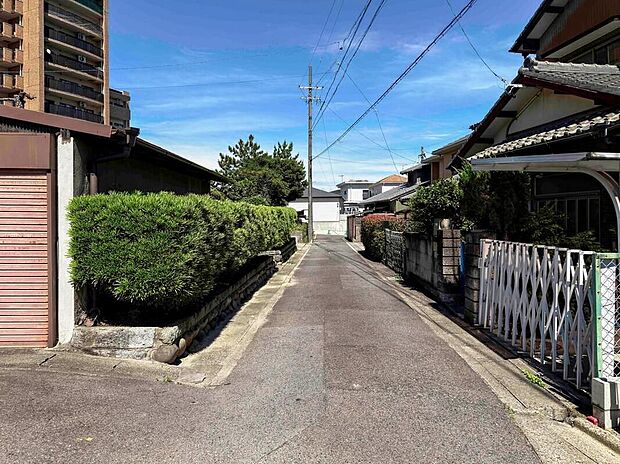 前面道路は車の通りが少なく、小さなお子様がいるご家庭も安心。スペースにゆとりがあるため、運転や駐車が苦手な方でも焦らずスムーズに車を出し入れできる環境です♪
