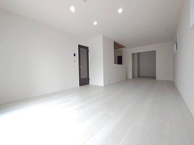 広々とした居住空間は日々の暮らしを彩り、心のやすらぎと満足感を与えてくれます。通風と採光を考慮した設計は子供たちはのびのび育ち、家族でくつろぎと団らんを生み出します。