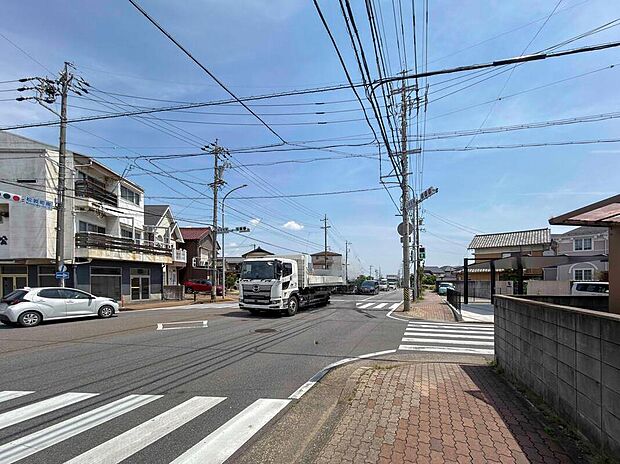 人通りや車通りのある前面道路は、夜もライトで明るく防犯面で頼もしい環境。死角になりにくく、安心して暮らせます。
さらに道幅が広いため圧迫感がなく、心地よい開放感とゆとりを感じられるのも大きな魅力です