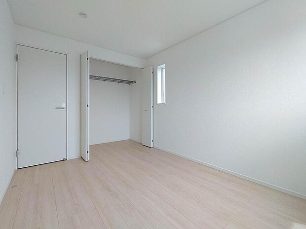 広々とした居住空間は日々の暮らしを彩り、心のやすらぎと満足感を与えてくれます。通風と採光を考慮した設計は子供たちはのびのび育ち、家族でくつろぎと団らんを生み出します。