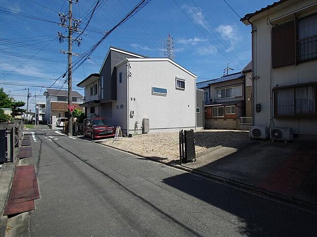 前面道路は交通量の少ない道路です。ゆとりがあり、駐車時もゆっくりと落ち着いて行える立地環境になっています♪　　