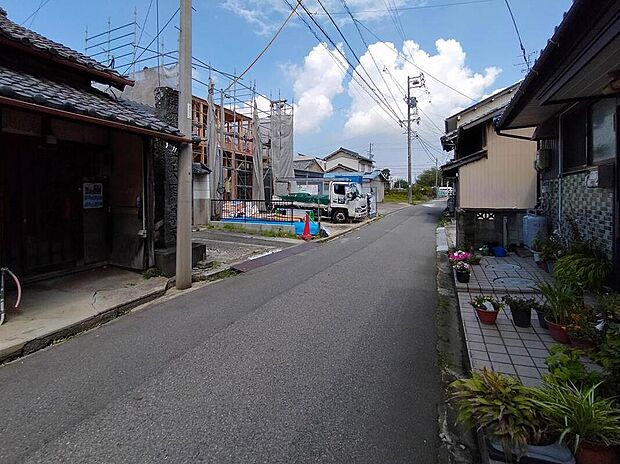 前面道路は交通量の少ない道路です。ゆとりがあり、駐車時もゆっくりと落ち着いて行える立地環境になっています♪