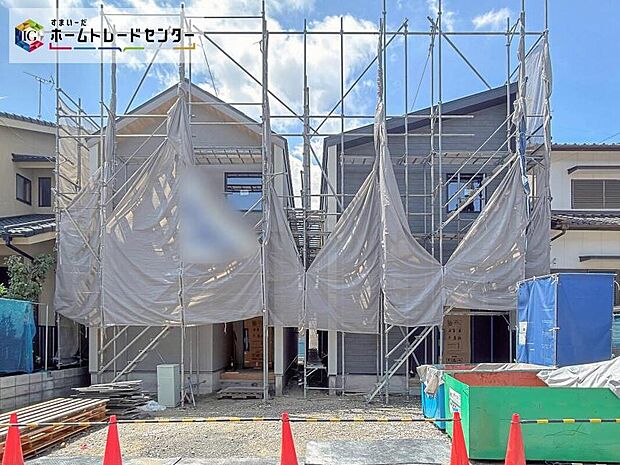 【現地外観写真】
南側の庭は、前面道路と反対側に位置しているため、外からの視線が気になりにくいです。お好きな花々をプランターで育ててみるのも素敵です。リビング側から季節を楽しむこともできますね♪
