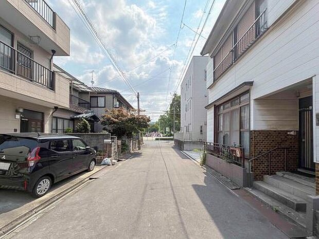 前面道路は交通量の少ない道路です。ゆとりがあり、駐車時もゆっくりと落ち着いて行える立地環境になっています♪　　

