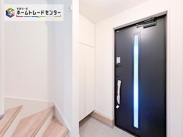 開放感のある玄関ホール。温もり感じるフローリング仕様ですので、ご家族やお客様を温かく迎えてくれます。お子様がどろんこになって帰ってきても安心の、玄関洗面所直結動線！