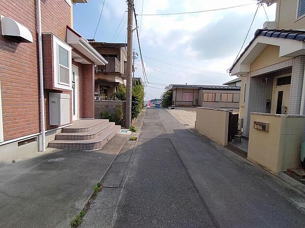 前面道路は交通量の少ない道路です。ゆとりがあり、駐車時もゆっくりと落ち着いて行える立地環境になっています♪　　