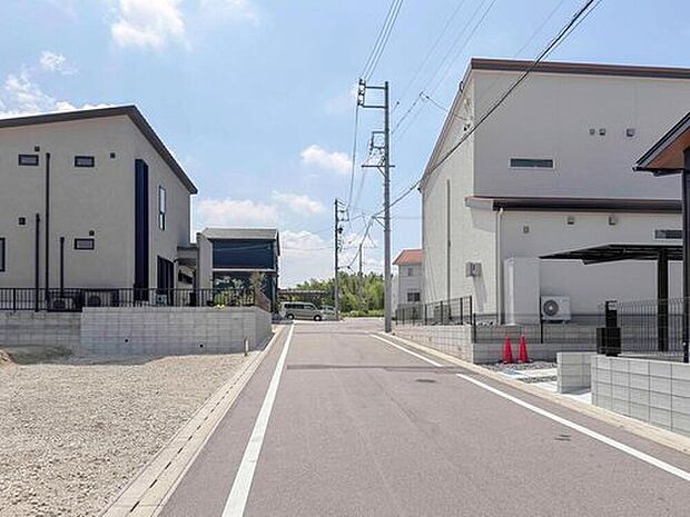 前面道路は閑静な住宅地をはしる車通りの少ない道路。お車の出し入れが苦手なママや小さなお子様にも安心ですね。しっかり舗装もされているので、ベビーカーや自転車で通っても快適に通行できます。

