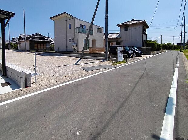 前面道路は交通量の少ない道路です。ゆとりがあり、駐車時もゆっくりと落ち着いて行える立地環境になっています♪