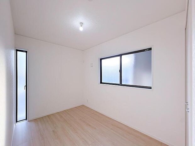 2面採光を施した為、晴れの日の日中はいつも明るい室内です。
窓を開放すれば気持ちの良い風が入り込んできますよ♪
