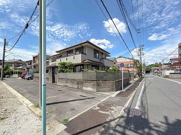 前面道路は交通量の少ない道路です。ゆとりがあり、駐車時もゆっくりと落ち着いて行える立地環境になっています♪