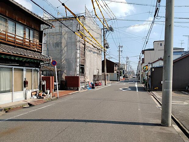 前面道路は交通量の少ない道路です。ゆとりがあり、駐車時もゆっくりと落ち着いて行える立地環境になっています♪