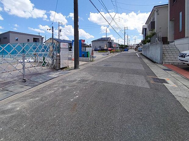 前面道路は交通量の少ない道路です。ゆとりがあり、駐車時もゆっくりと落ち着いて行える立地環境になっています♪