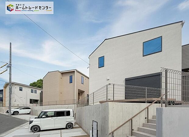 【現地外観写真】
60坪超でゆとりの敷地の全6棟♪
当日のご見学も大歓迎です。この街で・この家で暮らしたいと思わせる理由を是非現地でお確かめ下さい!